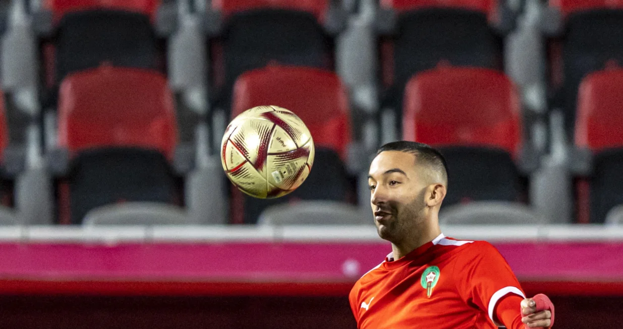 epa10363723 Morocco's Hakim Ziyech performs during his team's training session in Doha, Qatar, 13 December 2022. Morocco will face France in their FIFA World Cup 2022 semi final soccer match on 14 December 2022. EPA/MARTIN DIVISEK/Foto: Martin Divisek
