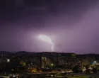 Grmljavinsko nevrijeme praćeno obilnim padavinama zahvatilo je u četvrtak navečer Sarajevo/Elman Omić