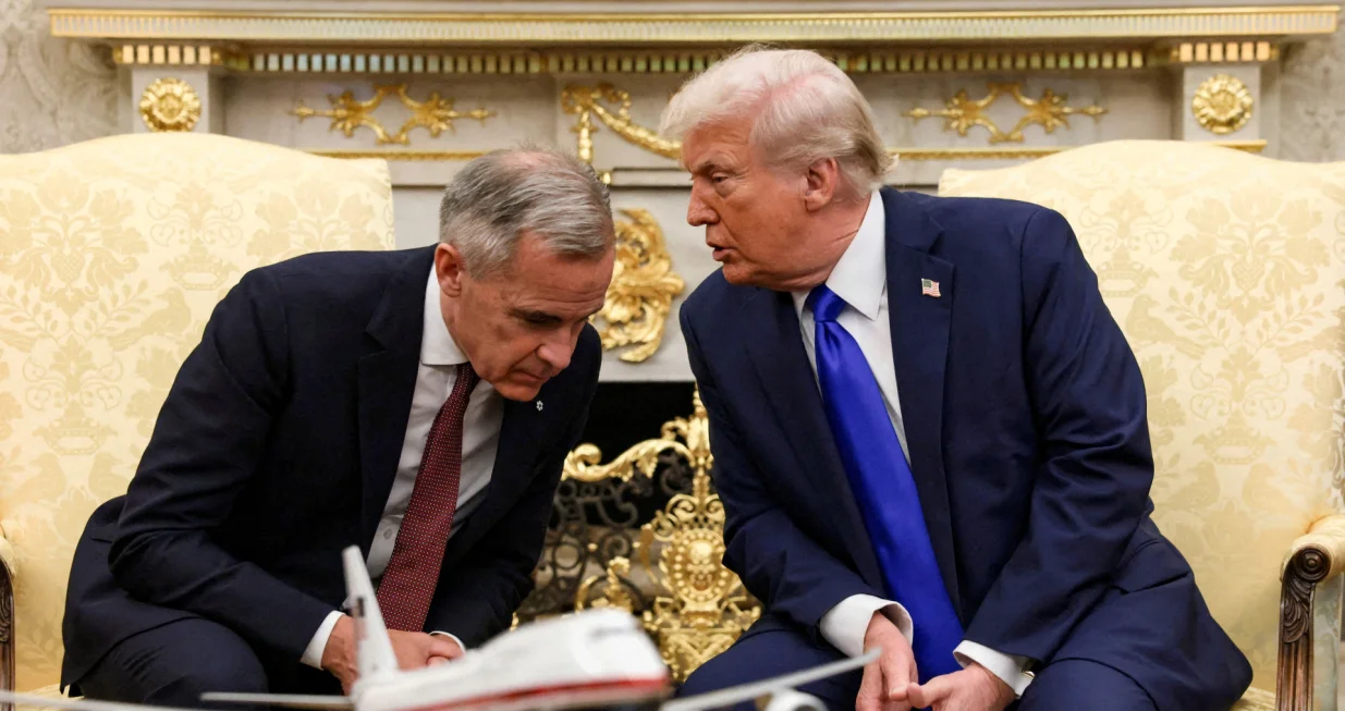 FILE PHOTO: U.S. President Donald Trump meets with Canada's Prime Minister Mark Carney in the Oval Office at the White House in Washington, D.C., U.S., October 7, 2025. REUTERS/Evelyn Hockstein/File Photo/Evelyn Hockstein
