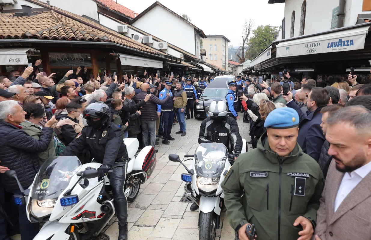 Posljednji ispraćaj Halida Bešlića Ferhadija i Titova ulica/Senad Gubelić