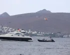 MUGLA; TURSKA - 24. OKTOBAR 2025.Najmanje 14 osoba je poginulo kada je čamac s ilegalnim migrantima potonuo kod turske obale u okrugu Bodrum.Nakon što su primili poziv za pomoć da je čamac s migrantima potonuo kod obale Ortakenta, četiri plovila Obalne straže, ronilački tim, helikopter i nekoliko spasilačkih ekipa poslani su na to područje.Tokom operacije, jedinice Obalne straže spasile su dva migranta i pronašle tijela 14 poginulih osoba.Potraga i spašavanje u tom području se nastavljaju. (Ali Ballı - Anadolu Agency)/