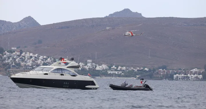 MUGLA; TURSKA - 24. OKTOBAR 2025.Najmanje 14 osoba je poginulo kada je čamac s ilegalnim migrantima potonuo kod turske obale u okrugu Bodrum.Nakon što su primili poziv za pomoć da je čamac s migrantima potonuo kod obale Ortakenta, četiri plovila Obalne straže, ronilački tim, helikopter i nekoliko spasilačkih ekipa poslani su na to područje.Tokom operacije, jedinice Obalne straže spasile su dva migranta i pronašle tijela 14 poginulih osoba.Potraga i spašavanje u tom području se nastavljaju. (Ali Ballı - Anadolu Agency)/