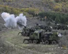 NIŠ (AA) - Na vojnim poligonima u Srbiji održana je zajednička taktička obuka artiljerijskih jedinica Vojske Srbije i Oružanih snaga Azerbejdžana, usmjerena na borbenu upotrebu samohodnih top-haubica.Dvosedmična obuka realizovana je u skladu s Planom bilateralne vojne saradnje dvije države, najprije u kasarni i na mirnodopskoj lokaciji Mješovite artiljerijske brigade u Nišu, a zatim na vojnom poligonu "Pasuljanske livade", gdje su izvedena bojeva gađanja. (Ministarstvo odbrane Srbije - Anadolu Agency)/
