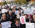 Građani u šetnji ka Narodnom pozorištu u Sarajevu, gdje će se okupiti kako bi pružili podršku oboljelima od karcinoma dojke/Senad Gubelić