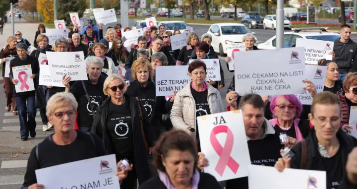 Građani u šetnji ka Narodnom pozorištu u Sarajevu, gdje će se okupiti kako bi pružili podršku oboljelima od karcinoma dojke/Senad Gubelić