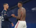 epa09676393 Paris Saint Germain's Thilo Kehrer (L) and Lyon's Jerome Boateng (R) shake hands after the French Ligue 1 soccer match between Olympique Lyonnais (OL) and Paris Saint-Germain (PSG) in Decines, near Lyon, France, 09 January 2022. EPA/CHRISTOPHE PETIT TESSON/Foto: Christophe Petit Tesson
