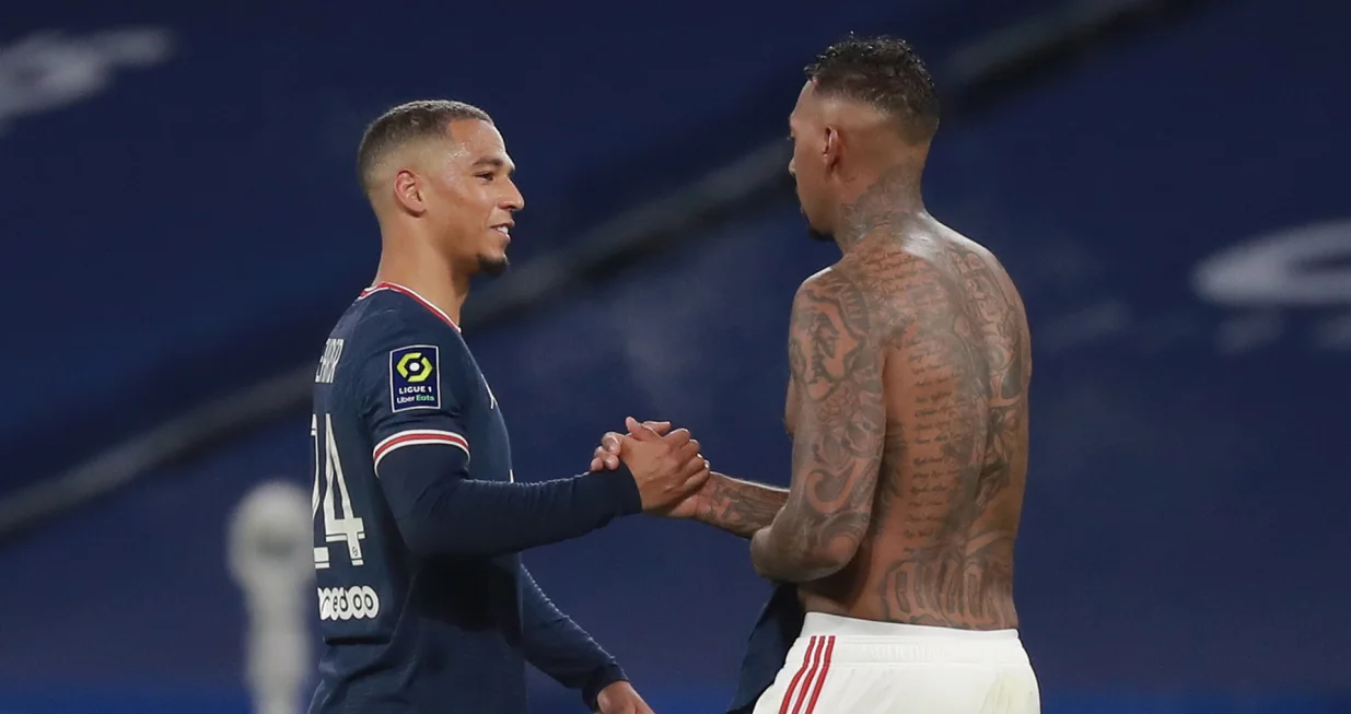 epa09676393 Paris Saint Germain's Thilo Kehrer (L) and Lyon's Jerome Boateng (R) shake hands after the French Ligue 1 soccer match between Olympique Lyonnais (OL) and Paris Saint-Germain (PSG) in Decines, near Lyon, France, 09 January 2022. EPA/CHRISTOPHE PETIT TESSON/Foto: Christophe Petit Tesson