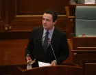 Premijer Kosova Albin Kurti podneo je danas Skupštini Kosova izveštaj o sastanku u Ohridu sa predsednikom Srbije Aleksandrom Vučićem, ocenivši da je postignutim sporazumom Srbija de fakto priznala Kosovo (Erkin Keçi - Anadolu Agency)/�