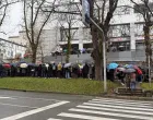 Mještani odaju poštu i pale svijeće/X