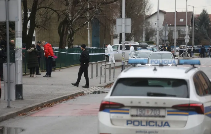 U zagrebačkoj Osnovnoj školi Prečko 19-godišnji hrvatski državljanin nožem je napao učiteljicu i nekoliko učenika. Od posljedica ozljeda jedno je dijete preminulo, a ostalim ozlijeđenim osobama pruža se liječnička pomoć/Stipe Majić