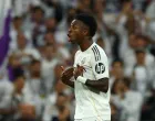 Soccer Football - LaLiga - Real Madrid v FC Barcelona - Santiago Bernabeu, Madrid, Spain - October 26, 2025 Real Madrid's Vinicius Junior reacts after being substituted REUTERS/Albert Gea/Foto: Albert Gea
