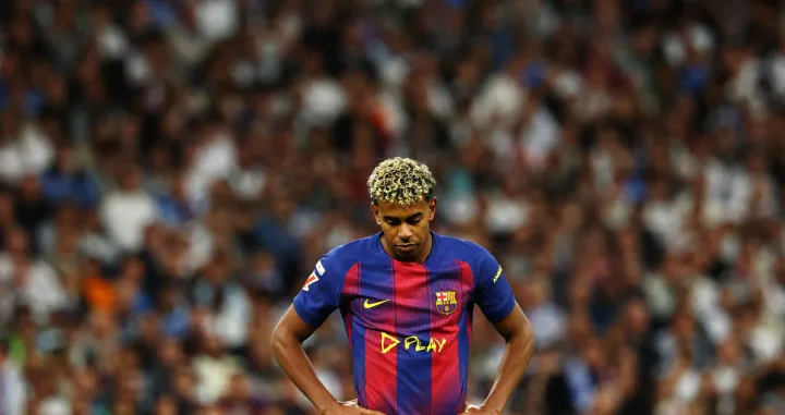 Soccer Football - LaLiga - Real Madrid v FC Barcelona - Santiago Bernabeu, Madrid, Spain - October 26, 2025 FC Barcelona's Lamine Yamal looks dejected REUTERS/Susana Vera  TPX IMAGES OF THE DAY/Foto: Susana Vera