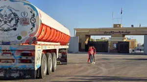 RAFAH, EGIPAT 27. OKTOBAR 2025.Kamioni humanitarne pomoći ušli su u Pojas Gaze preko prelaza u Rafahu u ponedjeljak, usred tekuće nestašice hrane, vode i medicinskih zaliha u opkoljenoj enklavi.Kamioni, koji prolaze kroz prelaz Karam Abu Salem (Kerem Shalom), prevoze pakete hrane i osnovne potrepštine kao što je brašno. (Ahmed Sayed - Anadolu Agency)/