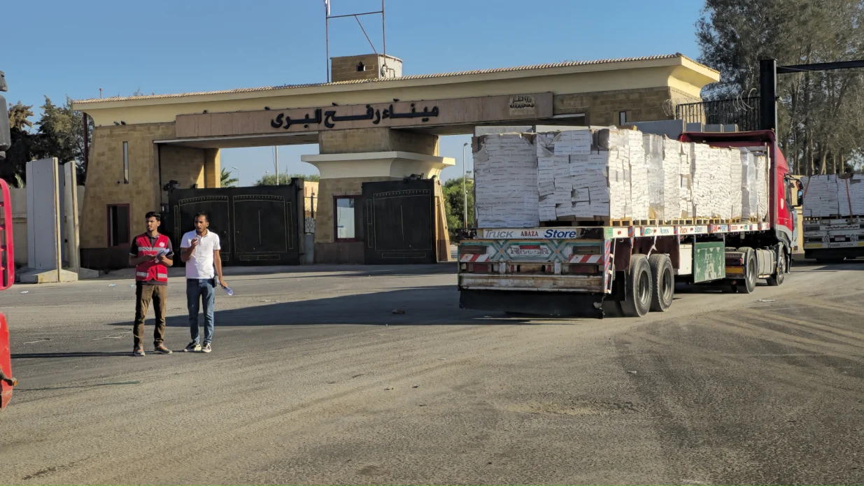 RAFAH, EGIPAT 27. OKTOBAR 2025.Kamioni humanitarne pomoći ušli su u Pojas Gaze preko prelaza u Rafahu u ponedjeljak, usred tekuće nestašice hrane, vode i medicinskih zaliha u opkoljenoj enklavi.Kamioni, koji prolaze kroz prelaz Karam Abu Salem (Kerem Shalom), prevoze pakete hrane i osnovne potrepštine kao što je brašno. (Ahmed Sayed - Anadolu Agency)/