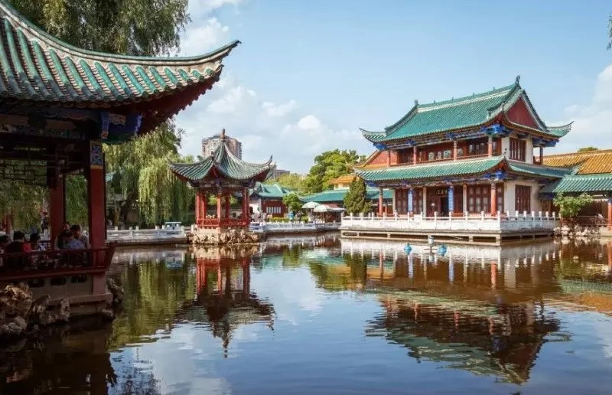 POKLONIO MU JE NOVINARSKO PERO: Čarobno kinesko jezero Kunming/