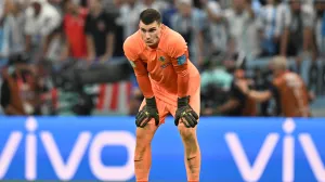 epa10364365 Goalkeeper Dominik Livakovic of Croatia reacts during the FIFA World Cup 2022 semi final between Argentina and Croatia at Lusail Stadium in Lusail, Qatar, 13 December 2022. EPA/Noushad Thekkayil/Foto: Noushad Thekkayil