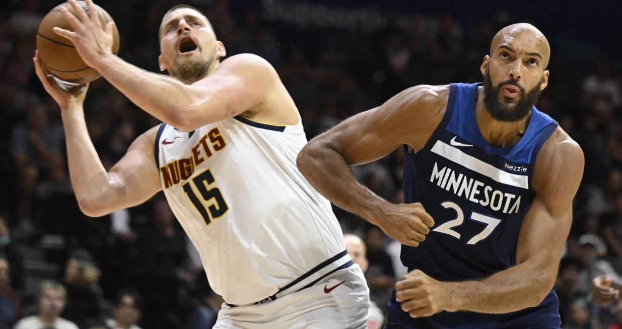 Oct 4, 2025; San Diego, California, USA; Denver Nuggets center Nikola Jokic (15) is fouled by Minnesota Timberwolves center Rudy Gobert (27) during the first half at Pechanga Arena. Mandatory Credit: Denis Poroy-Imagn Images/Foto: Denis Poroy