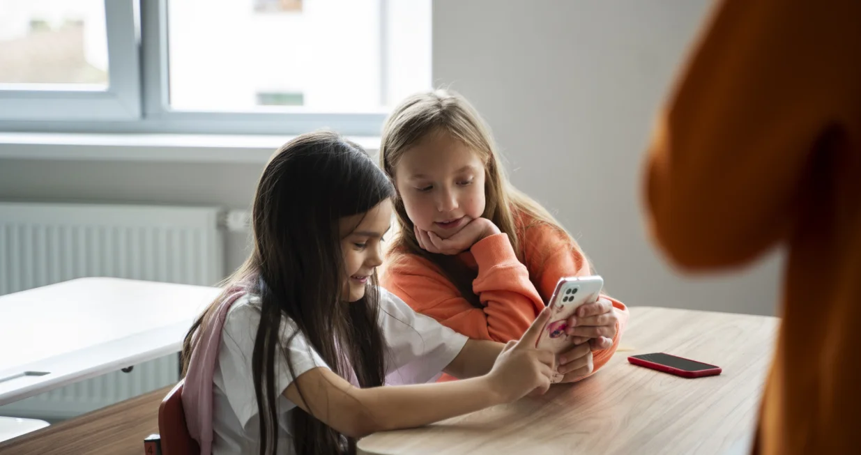 djeca i mobiteli, škola, mobiteli, zabrana mobitela u školi, /Freepik