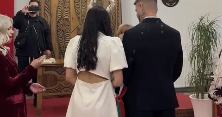 Da li je interes prevagnuo da se pjevač oženi?/ Ilustracija/Mc Stojan