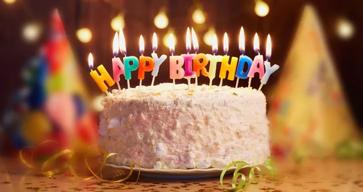 rođendanska torta sa svijećama/