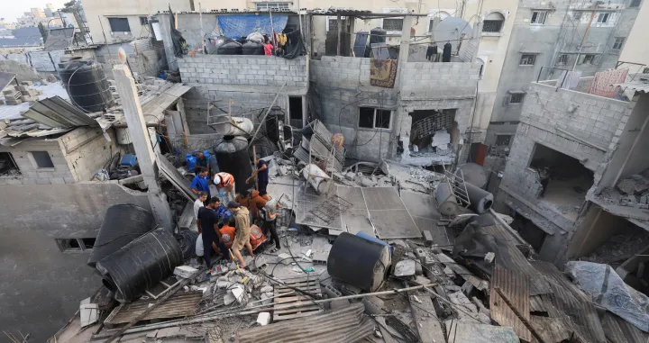 Palestinians work to recover the body of Fathi Oweida from under the rubble of a house hit in an overnight Israeli strike, in Gaza City, October 29, 2025. REUTERS/Dawoud Abu Alkas/Dawoud Abu Alkas