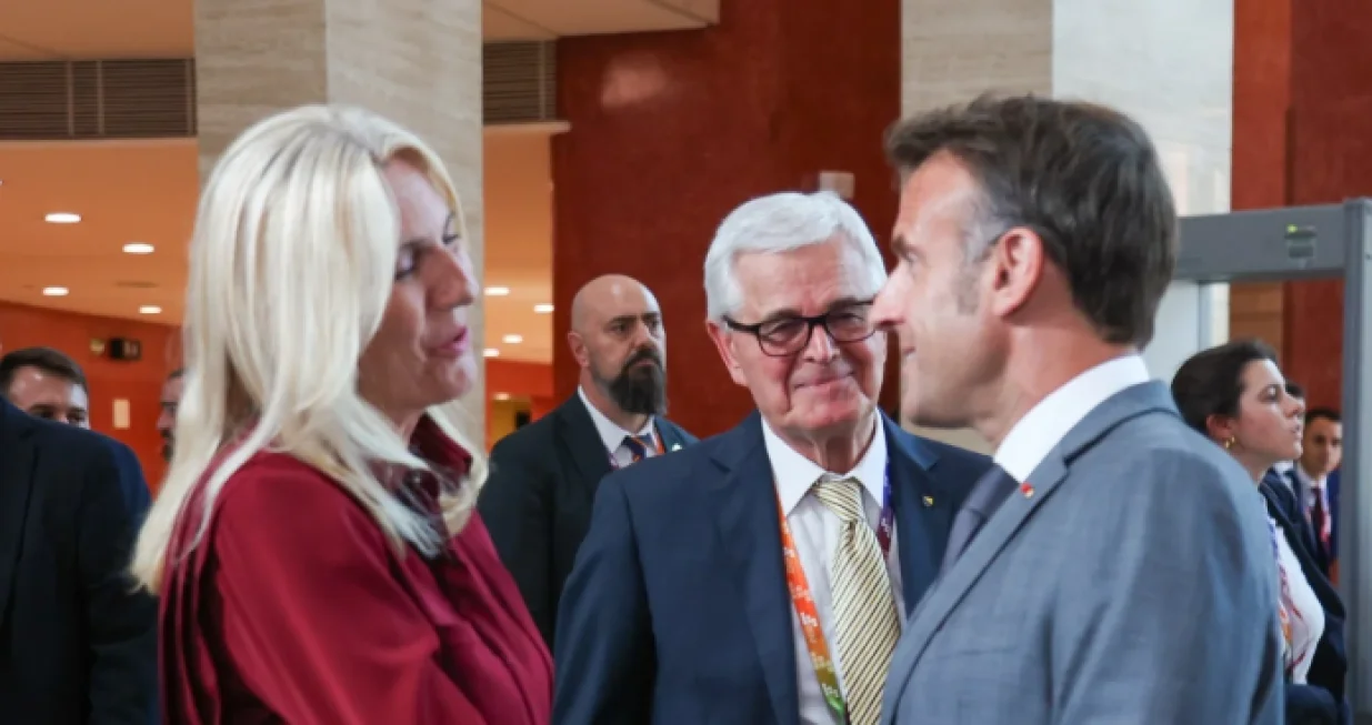 Željka Cvijanović i francuski predsjednik Emmanuel Macron, susret u Sevilli/Instagram