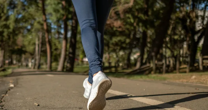 Šetnja, proljeće, patike, sunce/Daniel Reche