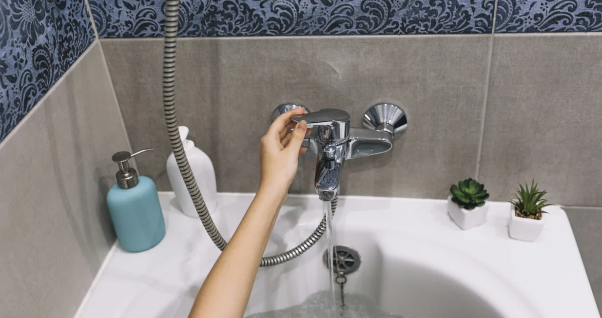 Najlakši način da kadu očistite kao profesionalac/Free Pik