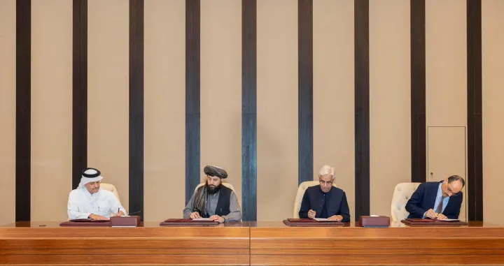 Afghan Defence Minister, Mullah Mohammad Yaqoob Mujahid and Pakistan's Defence Minister, Khawaja Muhammad Asif sign documents of a ceasefire agreement, during a negotations meeting mediated by Qatar and Turkey, in Doha, Qatar, October 19, 2025. Qatar Ministry Of Foreign Affairs/Handout via REUTERS THIS IMAGE HAS BEEN SUPPLIED BY A THIRD PARTY. MANDATORY CREDIT. NO RESALES. NO ARCHIVES./Qatar Ministry Of Foreign Affair