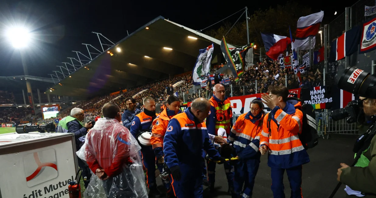 Soccer Football - Ligue 1 - FC Lorient v Paris St Germain - Stade du Moustoir, Lorient, France - October 29, 2025 Paris St Germain's Desire Doue is stretchered off after sustaining an injury REUTERS/Stephane Mahe/Foto: Stephane Mahe