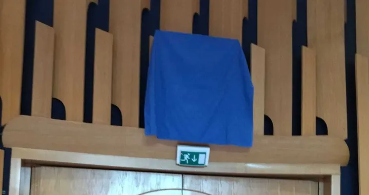 Iz Plave sale Parlamentarne skupštine BiH iznesene sve četiri velike zastave BiH, a grb BiH prekriven/Naprijed Bih!