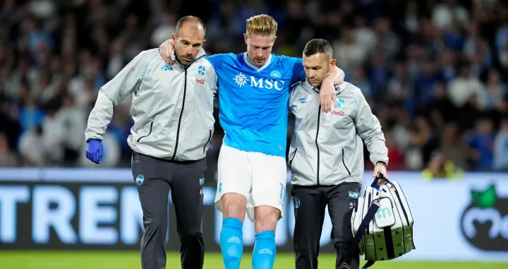 FILE PHOTO: Soccer Football - Serie A - Napoli v Inter Milan - Stadio Diego Armando Maradona, Naples, Italy - October 25, 2025 Napoli's Kevin De Bruyne reacts as he is substituted after sustaining an injury while scoring their first goal from the penalty spot REUTERS/Matteo Ciambelli/File Photo/Foto: Matteo Ciambelli
