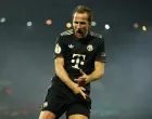 Soccer Football - DFB Cup - Second Round - FC Cologne v Bayern Munich - RheinEnergieStadion, Cologne, Germany - October 29, 2025 Bayern Munich's Harry Kane celebrates scoring their second goal REUTERS/Thilo Schmuelgen DFB REGULATIONS PROHIBIT ANY USE OF PHOTOGRAPHS AS IMAGE SEQUENCES AND/OR QUASI-VIDEO.  TPX IMAGES OF THE DAY/Foto: Thilo Schmuelgen