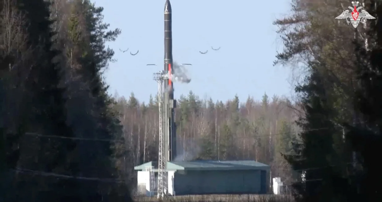 A Yars intercontinental ballistic missile launches from the Plesetsk Cosmodrome during a military exercise of Russia's nuclear forces on land, sea and air held to rehearse their readiness and command structure, in the Arkhangelsk region, Russia, in this still image taken from video released October 22, 2025. Russian Defence Ministry/Handout via REUTERS ATTENTION EDITORS - THIS IMAGE HAS BEEN SUPPLIED BY A THIRD PARTY. NO RESALES. NO ARCHIVES. MANDATORY CREDIT. WATERMARK FROM SOURCE./Russian Defence Ministry