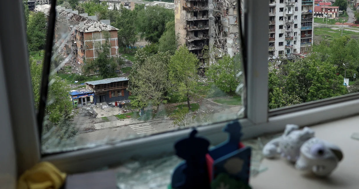 FILE PHOTO: A view shows apartment buildings hit by Russian military strikes in the front line town of Pokrovsk, amid Russia's attack on Ukraine, in Donetsk region, Ukraine May 21, 2025. REUTERS/Anatolii Stepanov/File Photo/Anatolii Stepanov