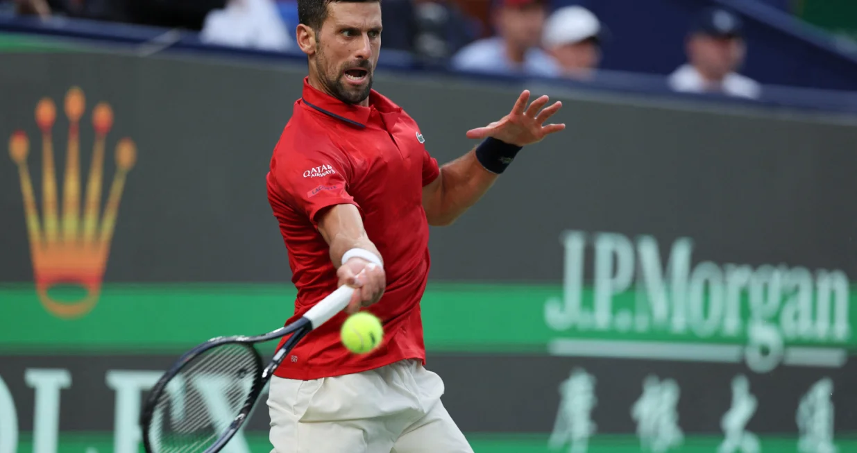 Tennis - ATP Masters 1000 - Shanghai Masters - Qizhong Forest Sports City Arena, Shanghai, China - October 11, 2025 Serbia's Novak Djokovic in action during his semi final match against Monaco's Valentin Vacherot REUTERS/Go Nakamura/Foto: Go Nakamura