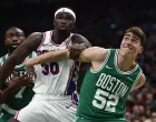 Oct 22, 2025; Boston, Massachusetts, USA; Philadelphia 76ers center Adem Bona (30) battles Boston Celtics center Luka Garza (52) and guard Jaylen Brown (7) for rebound position during the second quarter at TD Garden. Mandatory Credit: Winslow Townson-Imagn Images/Foto: Winslow Townson