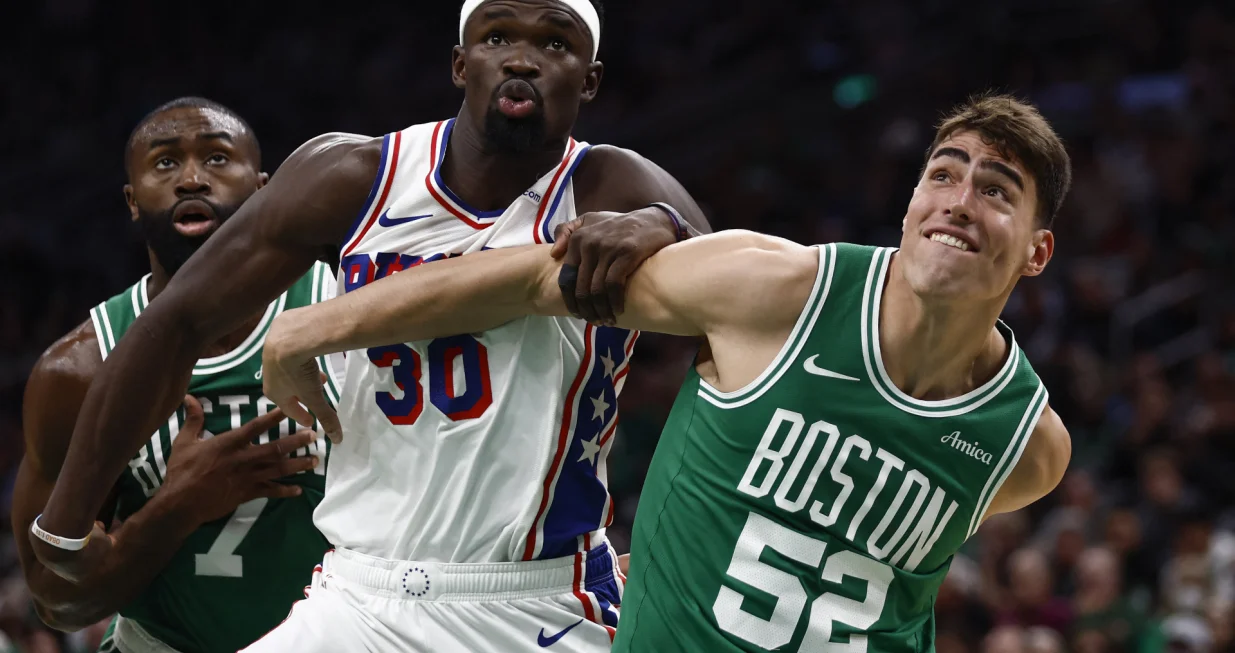 Oct 22, 2025; Boston, Massachusetts, USA; Philadelphia 76ers center Adem Bona (30) battles Boston Celtics center Luka Garza (52) and guard Jaylen Brown (7) for rebound position during the second quarter at TD Garden. Mandatory Credit: Winslow Townson-Imagn Images/Foto: Winslow Townson