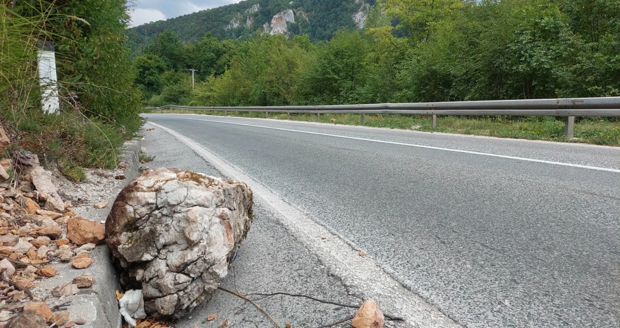 Put Satajevo - Foča: oborine i stijene po cesti/Damir Deljo