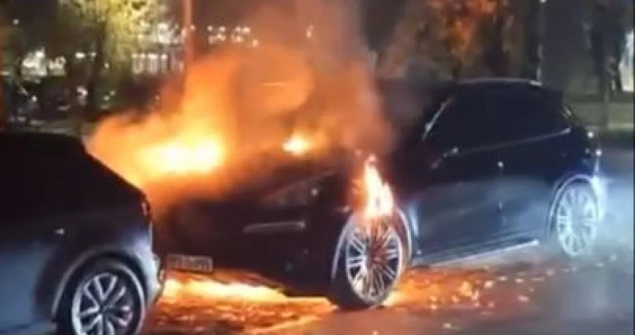 Gorio automobil u Tuzli/A. Bešić