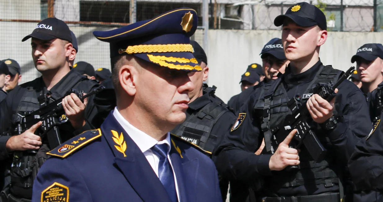 Komesar Fatmir Hajdarević pozdravlja postrojene specijalace pred početak taktično-pokazne vježbe za dan policajaca kantona Sarajevo u bazi Nahorevo./Damir Deljo