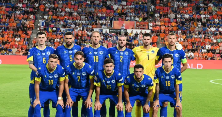 Nizozemska - BiHFudbalska reprezentacija BiHBosna i HercegovinaZmajeviNikola VasiljJusuf GazibegovićAdrian Leon BarišićNikola katićNihad MujakićAmar DedićBenjamin TahirovićArmin GigovićDenis HuseinbašićErmedin DemirovićEdin Džeko/Foto: 