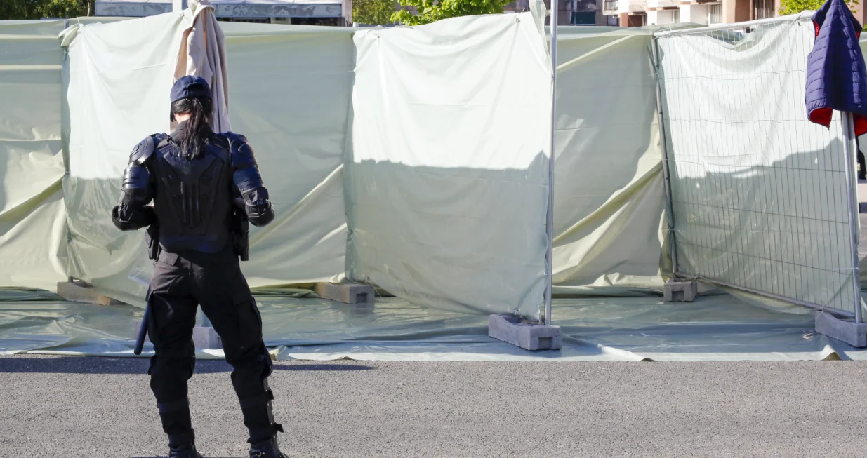 Nove sigurnosne mjere: boksevi za pretres navijača pred ulazak na stadion Grbavica uoči 152. derbija FK Željezničar i FK Sarajevo/Damir Deljo