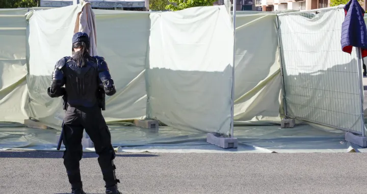 Nove sigurnosne mjere: boksevi za pretres navijača pred ulazak na stadion Grbavica uoči 152. derbija FK Željezničar i FK Sarajevo/Damir Deljo