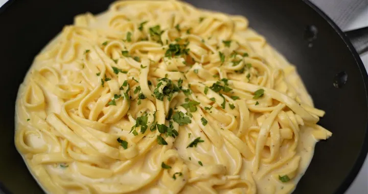 Fettuccine s bijelim lukom i parmezanom//