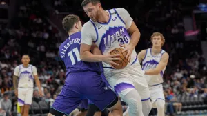 Nov 2, 2025; Charlotte, North Carolina, USA; Utah Jazz center Jusuf Nurkic (30) tries to elude Charlotte Hornets center Ryan Kalkbrenner (11) during the second half at Spectrum Center. Mandatory Credit: Jim Dedmon-Imagn Images/Foto: Jim Dedmon