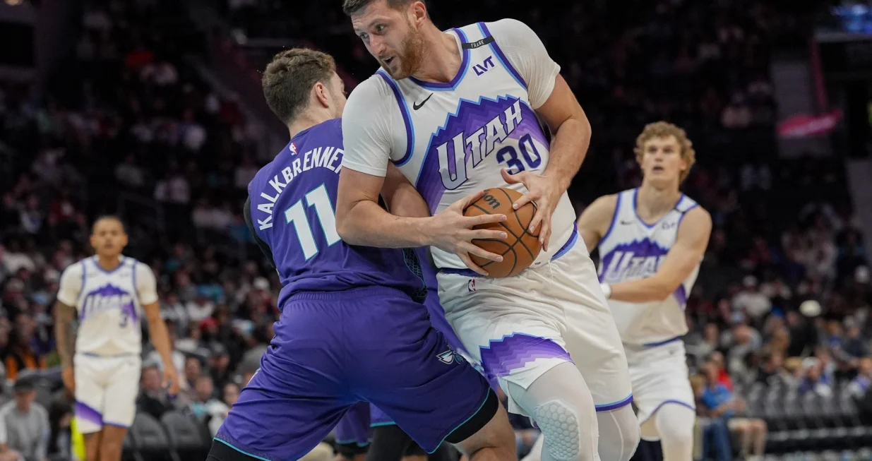 Nov 2, 2025; Charlotte, North Carolina, USA; Utah Jazz center Jusuf Nurkic (30) tries to elude Charlotte Hornets center Ryan Kalkbrenner (11) during the second half at Spectrum Center. Mandatory Credit: Jim Dedmon-Imagn Images/Foto: Jim Dedmon