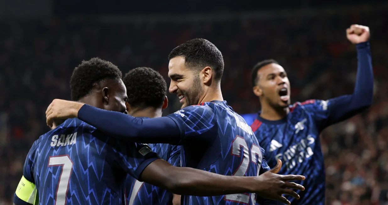 Soccer Football - UEFA Champions League - Slavia Prague v Arsenal - Fortuna Arena, Prague, Czech Republic - November 4, 2025 Arsenal's Mikel Merino celebrates scoring their second goal with Arsenal's Bukayo Saka REUTERS/David W Cerny/Foto: David W Cerny