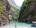 Shala – tirkizna albanska rijeka zbog koje Evropu zovu "novi Tajland"Tirkizna voda, drveni mostovi, pješčane obale i čamci usidreni između litica – prizori koje mnogi povezuju s Tajlandom zapravo se nalaze puno bliže nego što se misli. Rijeka Shala u Albaniji, koju su korisnici društvenih mreža već nazvali "Tajlandom Evrope"Foto: Try locALB/