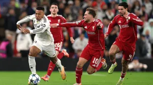 Soccer Football - UEFA Champions League - Liverpool v Real Madrid - Anfield, Liverpool, Britain - November 4, 2025 Real Madrid's Kylian Mbappe in action with Liverpool's Alexis Mac Allister REUTERS/Phil Noble/Foto: Phil Noble
